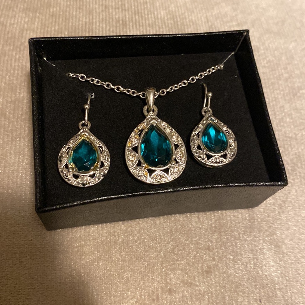 Avon gift set earrings and necklace emerald faux silver tone